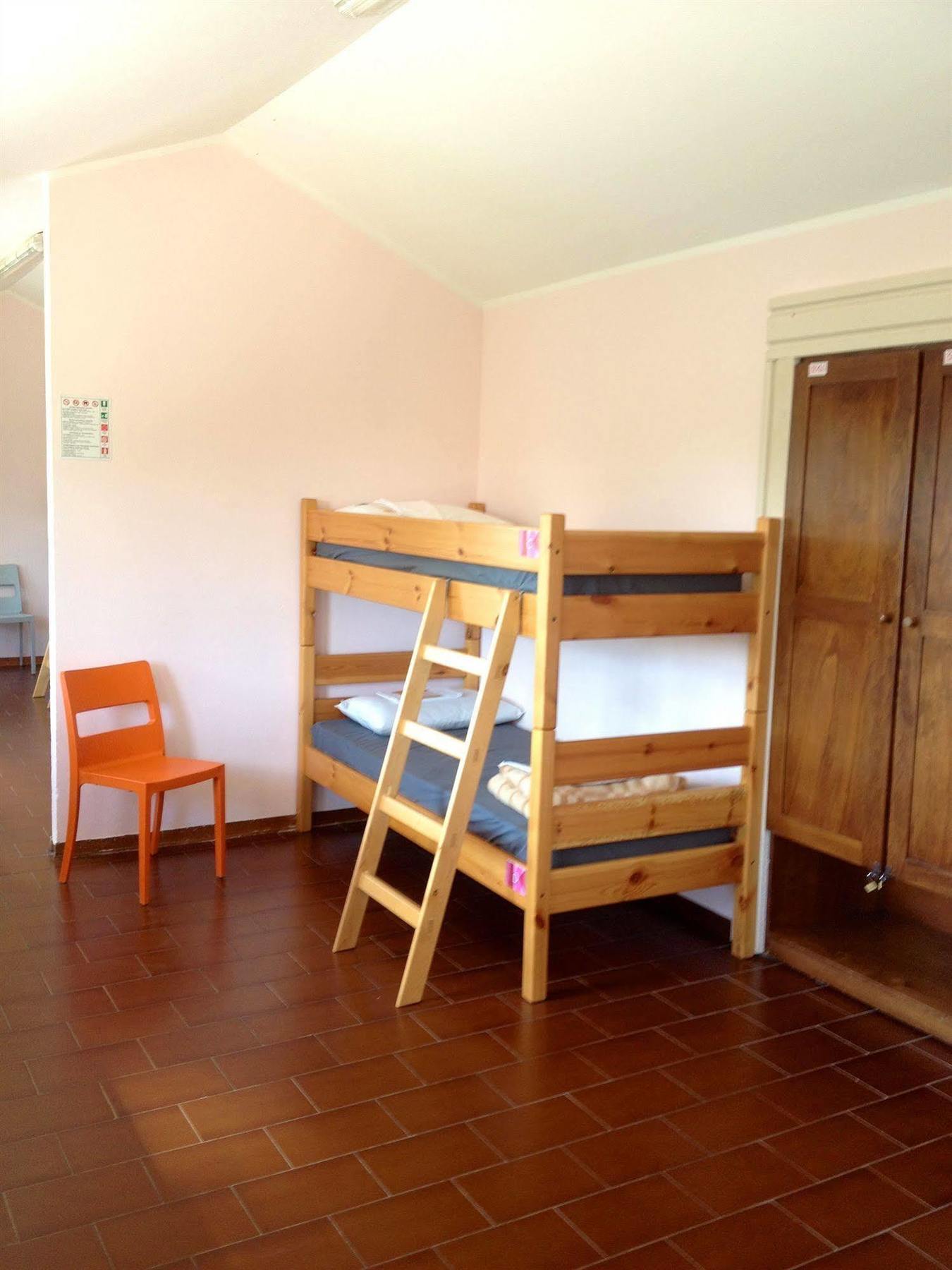 Posto Letto in Dormitorio Femminile con 12 Letti